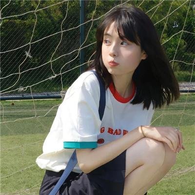 戴流苏耳环的少女